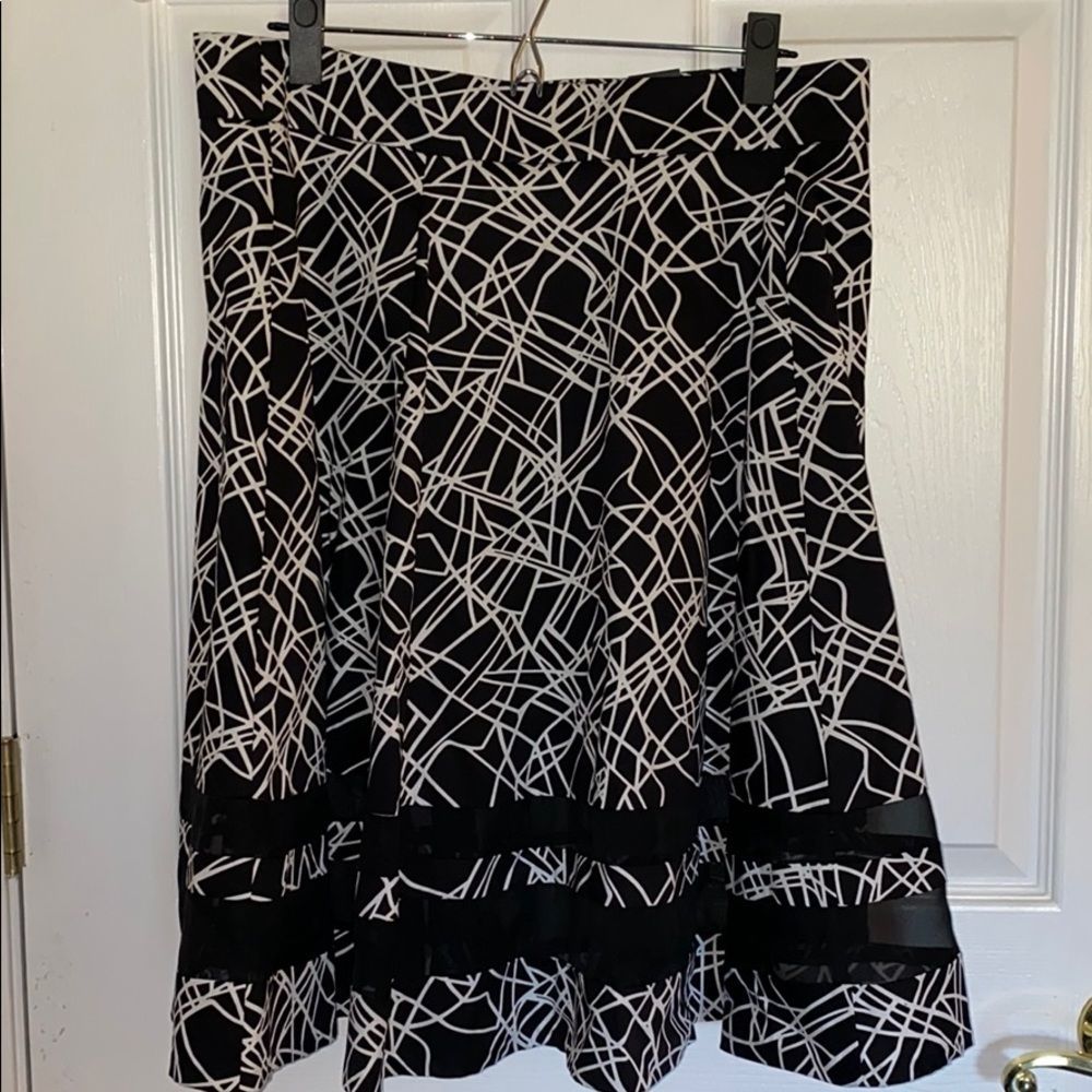 Amanda & Chelsea geometric pattern skirt
